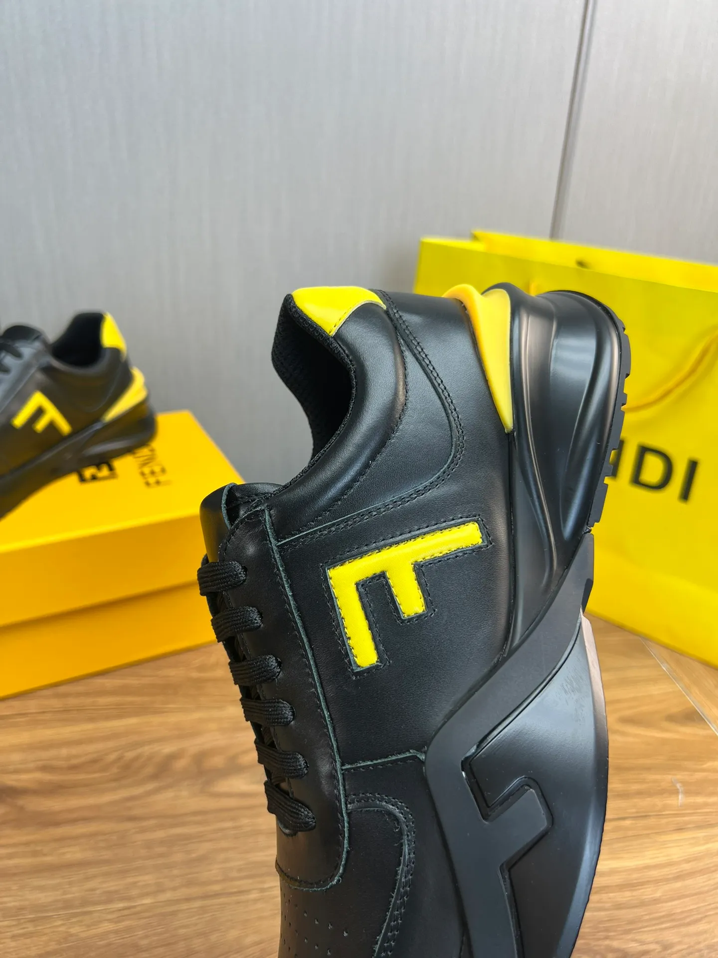 Men's shoes 💰520💰 Fendi [Fendi] hot style is on the market 🔥Fashionable casual men's shoes 🔱 Made of original cowhide + breathable mesh lining + sheepskin feet, perfect shape, top quality, you deserve it 🔜Original outsole, ultra-light, non-slip and wear-resistant 👣 Standard size 38-44 (customized in 45)